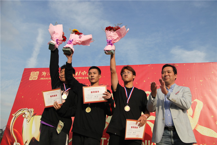 黄颁奖.jpg 黄颁奖.jpg
