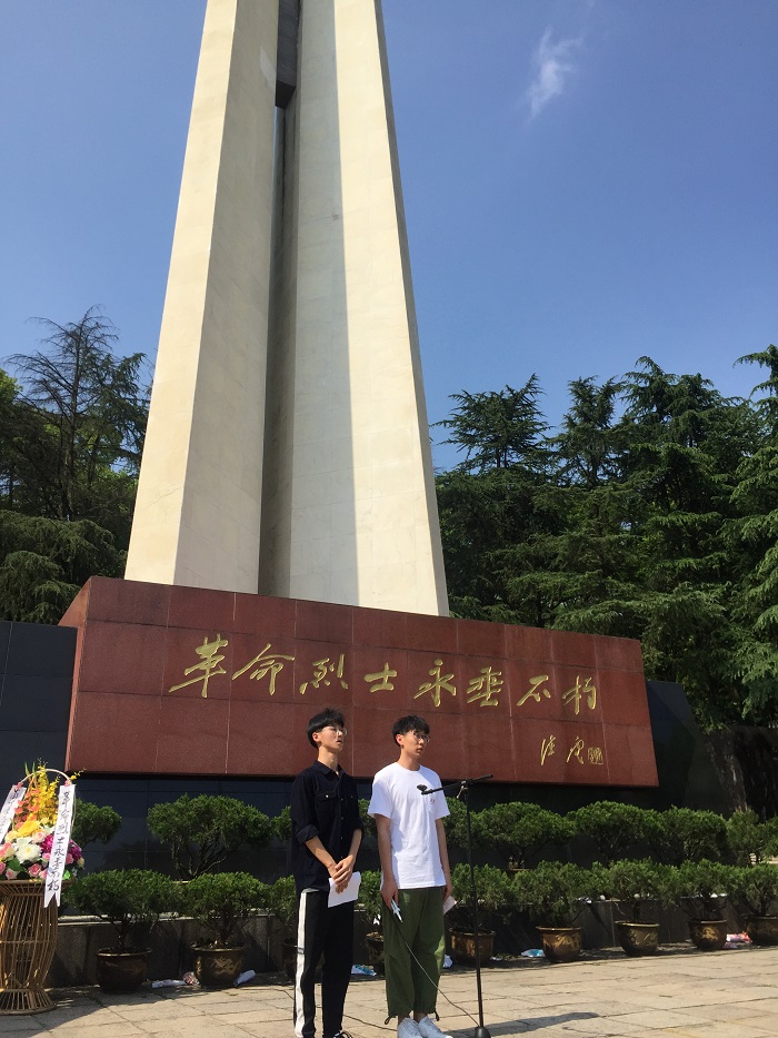 团旗下演讲.JPG 团旗下演讲.JPG