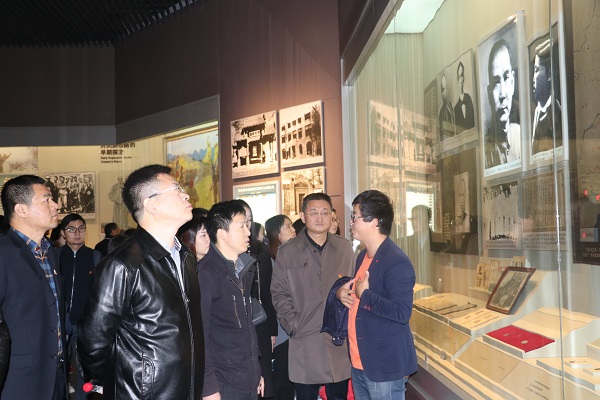 南湖革命纪念馆内认真听导游讲解.JPG