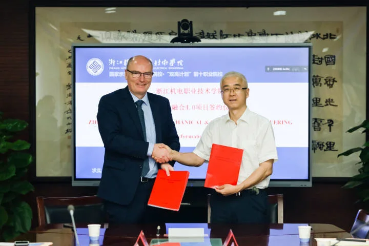 去年6月16日,学校联合中国教育国际交流协会,与莱茵技术(上海)有限公司签署合作协议,正式启动“中德工业4.0产教融合项目”。 去年6月16日,学校联合中国教育国际交流协会,与莱茵技术(上海)有限公司签署合作协议,正式启动“中德工业4.0产教融合项目”。
